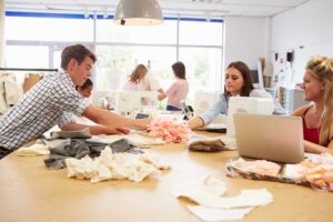 Możliwości kariery po studiach modowych: Jak znaleźć pracę w branży?