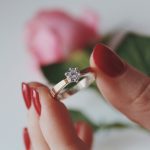 Jak wybrać idealny pierścionek zaręczynowy w Krakowie: przewodnik dla przyszłych narzeczonych