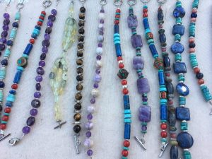 Własnoręcznie robiona bransoletka z zawieszkami - instrukcje