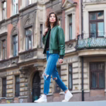 Jakie buty pasują do kurtki bomberki?