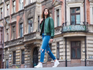 Jakie buty pasują do kurtki bomberki?