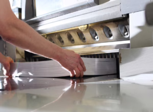 Czy ostrzenie noży do gilotyn na własną rękę to dobry pomysł?