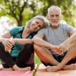 Aktywność 60+ – jak bezpiecznie ćwiczyć w dojrzałym wieku?