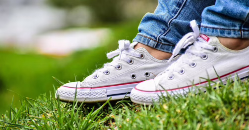 Jak łączyć kolorowe buty z letnimi ubraniami - przewodnik modowy 2025.