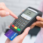 Terminale stacjonarne czy mobilne – co lepiej sprawdzi się w Twoim biznesie?