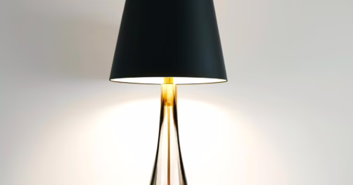 Lampa stołowa czarna loft – jak wprowadzić industrialny charakter do swojego wnętrza?
