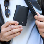 Jak wybrać portfel męski skórzany, który podkreśli Twój styl i klasę?