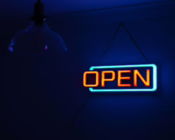 Dlaczego neon na zamówienie to najlepszy sposób na wyróżnienie Twojej przestrzeni?