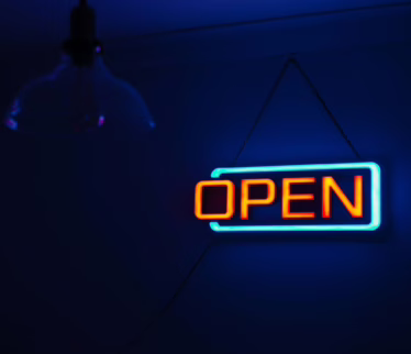 Dlaczego neon na zamówienie to najlepszy sposób na wyróżnienie Twojej przestrzeni?