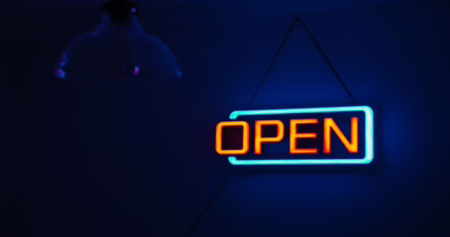 Dlaczego neon na zamówienie to najlepszy sposób na wyróżnienie Twojej przestrzeni?