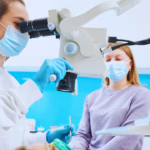 Dlaczego warto wybrać leczenie kanałowe pod mikroskopem zamiast tradycyjnego?