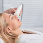 Medycyna estetyczna w Łodzi – które zabiegi najlepiej sprawdzają się zimą?