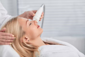 Medycyna estetyczna w Łodzi – które zabiegi najlepiej sprawdzają się zimą?