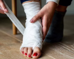 Rehabilitacja po operacji haluksów – jak bezpiecznie wrócić do aktywności?