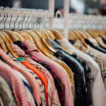 Fast fashion – jak płaci za to planeta?