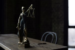Zarzut o czyn o charakterze seksualnym - co robić od pierwszego dnia postępowania