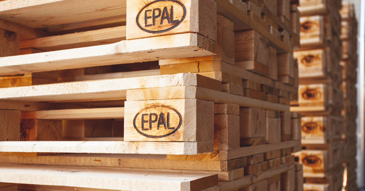 Producent palet drewnianych w logistyce – dlaczego paleta to coś więcej niż kawałek drewna
