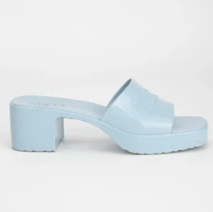 Klapki Gucci na obcasie - wygodne na cały dzień?
