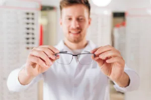 Zaburzenia akomodacji i konwergencji – jak optometrysta diagnozuje ukryte przyczyny zmęczenia wzroku?