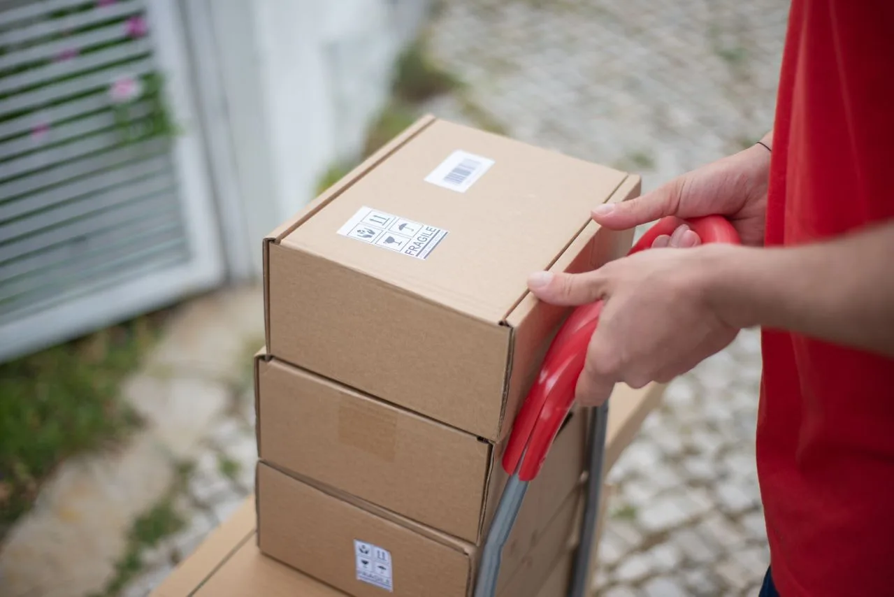 Opakowania dla e-commerce – jak wybrać odpowiednie do wysyłki