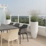 Donice na balkon – pomysły do małych przestrzeni